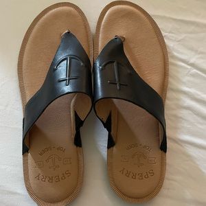 Size 8 Sperry flip flops